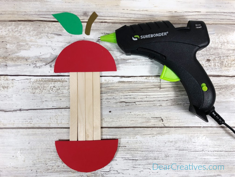 Full instructions for this apple craft stick craft at DearCreatives.com