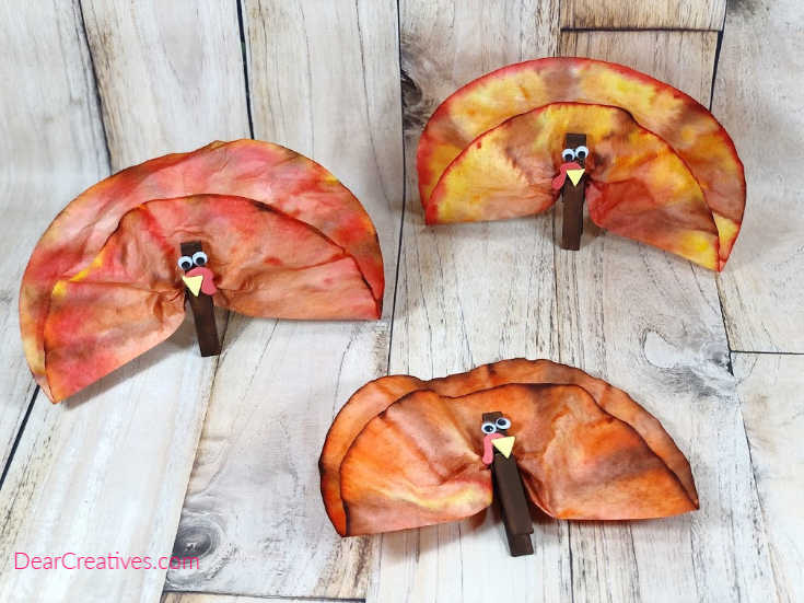 Coffee Filter Turkeys with Clothespins - See how to make this turkey kids craft. It's great for kids and preschoolers! Use markers, coffee filters, clothespins...Instructions at DearCreatives.com for this fun and easy craft for kids!