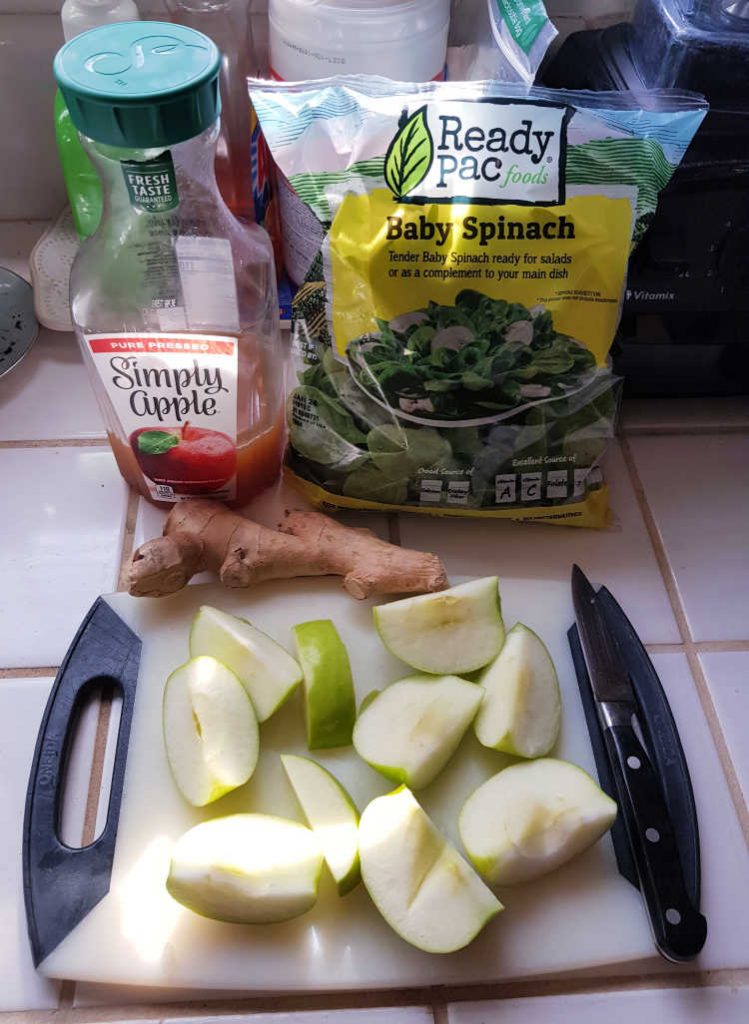 smoothie ingredients - spinach, ginger, apples, apple juice... Green smoothie - smoothie recipe with apples at DearCreatives.com
