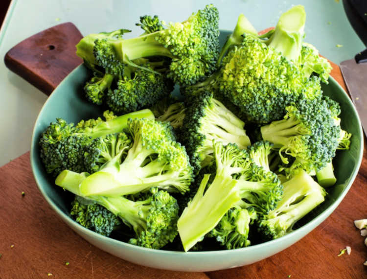 broccoli chopping board and knife - DearCreatives.com