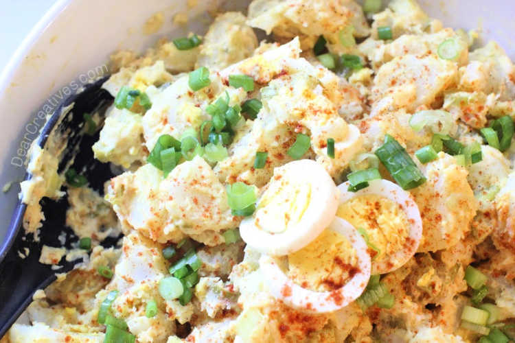 Potato-Salad-mixed-in-a-bowl-ready-to-chill-or-serve-grab-the-easy-potato-salad-recipe-at-DearCreatives.com