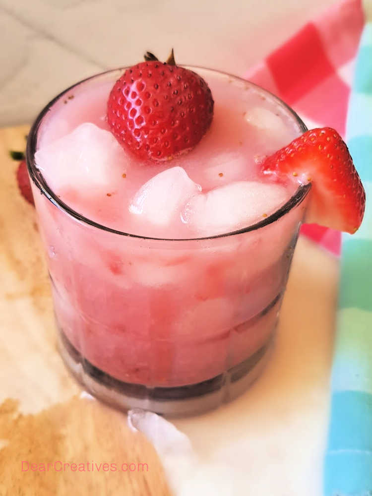 Iced Strawberry Latte - grab this easy to make pink drink that is so refreshing at © DearCreatives.com 
