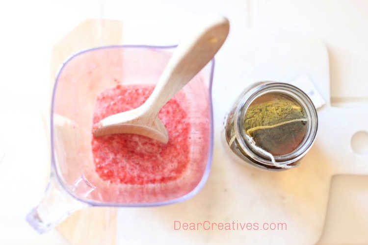 Muddled strawberries and steeped tea - how to make strawberry iced tea © DearCreatives.com 