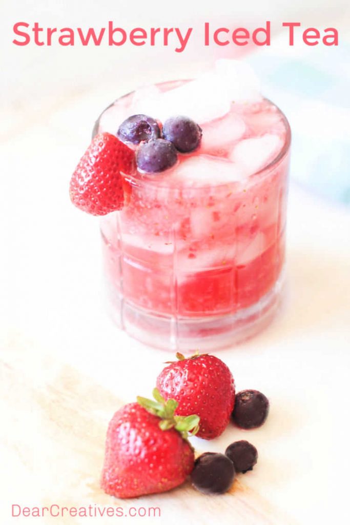Iced Tea With Strawberries - garnish with blueberries or frozen bluberries to make a patriotic drink! Must-try drink recipe - DearCreatives.om 