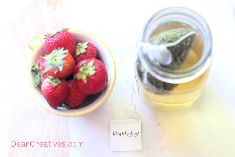 steeping green tea for making iced tea with strawberries - grab this easy drink recipe at © DearCreatives.com