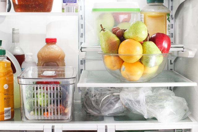 How to store produce to make it last longer -fruits and vegetables being stored in the refrigerator - produce food storage containers © DearCreatives.com