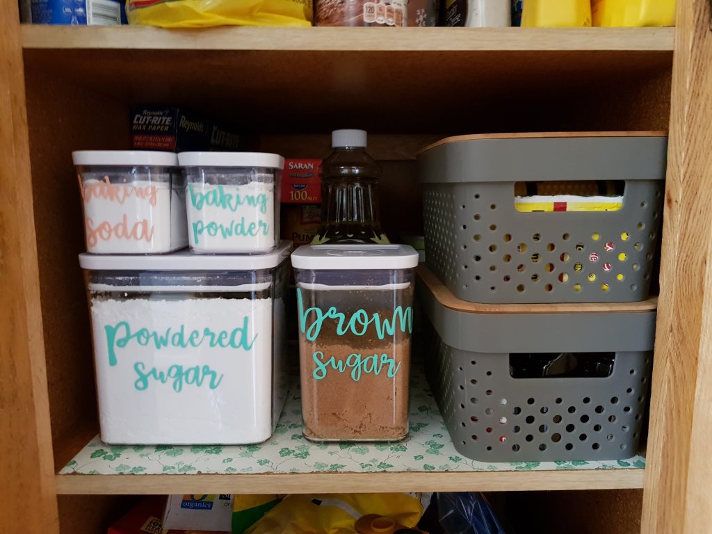 Pantry with finished DIY vinyl labels - Organized Pantry - DearCreatives.com