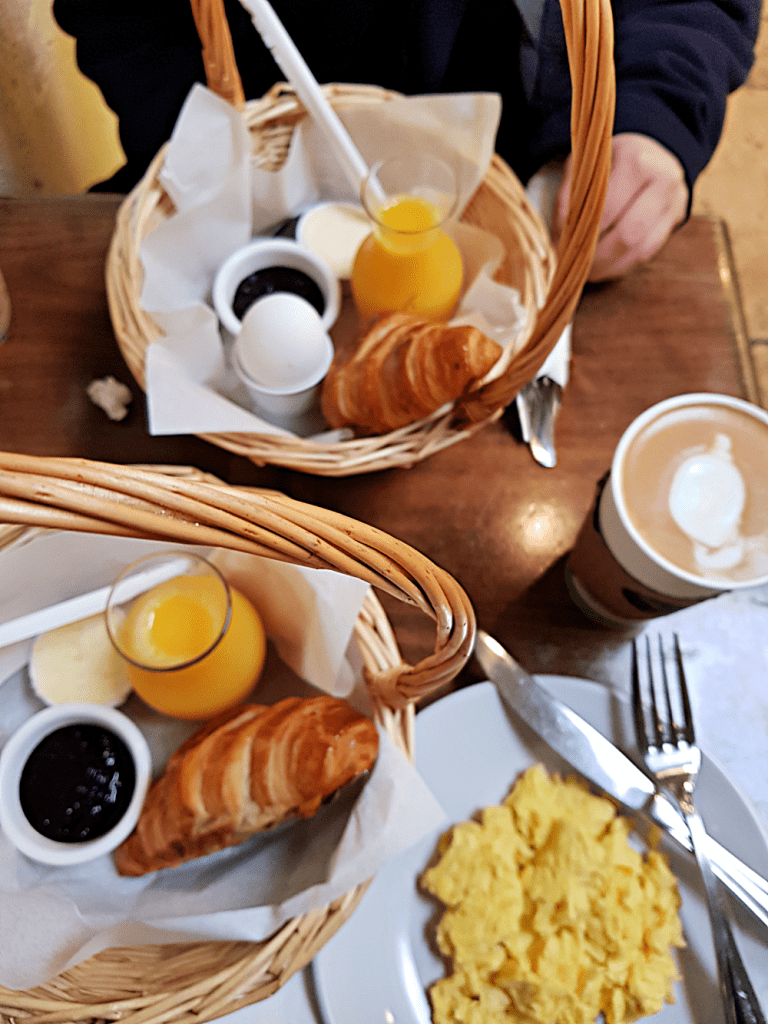 Where to eat in Carmel - Carmel Cafe - Breakfast baskets - © DearCreatives.com