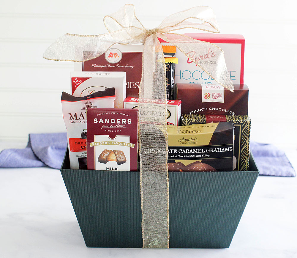 Father's Day Gift Baskets - One of so many gift basket selections that would make the best gift for Father's Day! Find out more at © DearCreatives.com