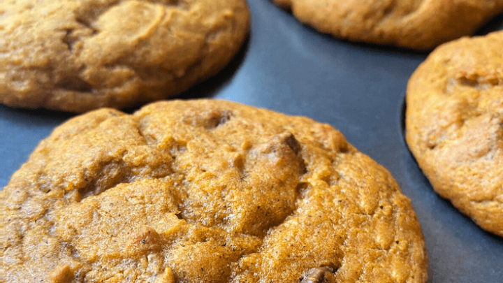 Pumpkin Banana Muffins - This pumpkin banana muffins recipe is easy to make and bake. The muffins are moist, delicious, and include chocolate chips. Grab the baking recipe at DearCreatives.com