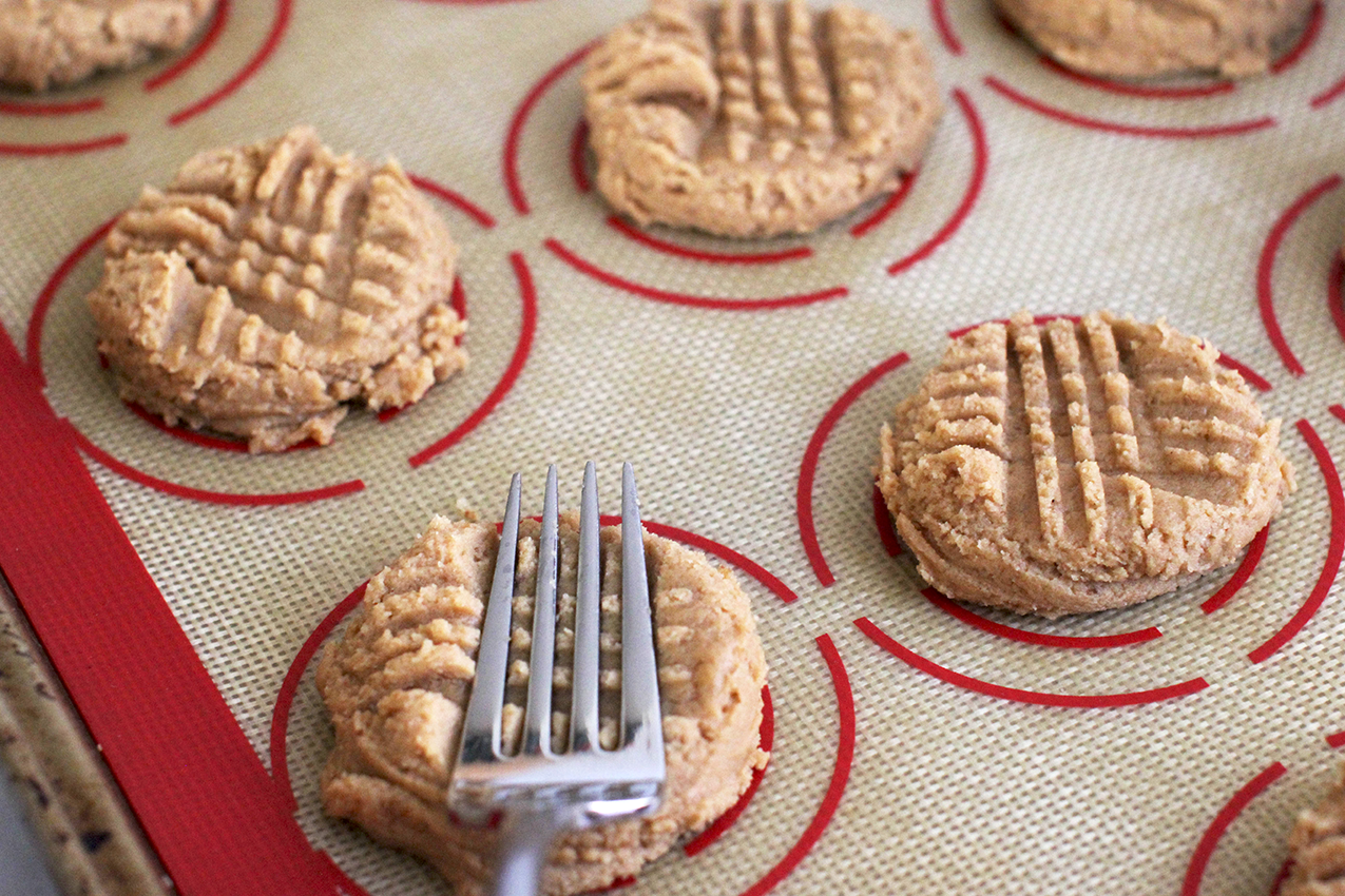 Making a crisscross pattern on cookie dough for baking Peanut Butter Pumpkin Spice Cookies © DearCreatives.com