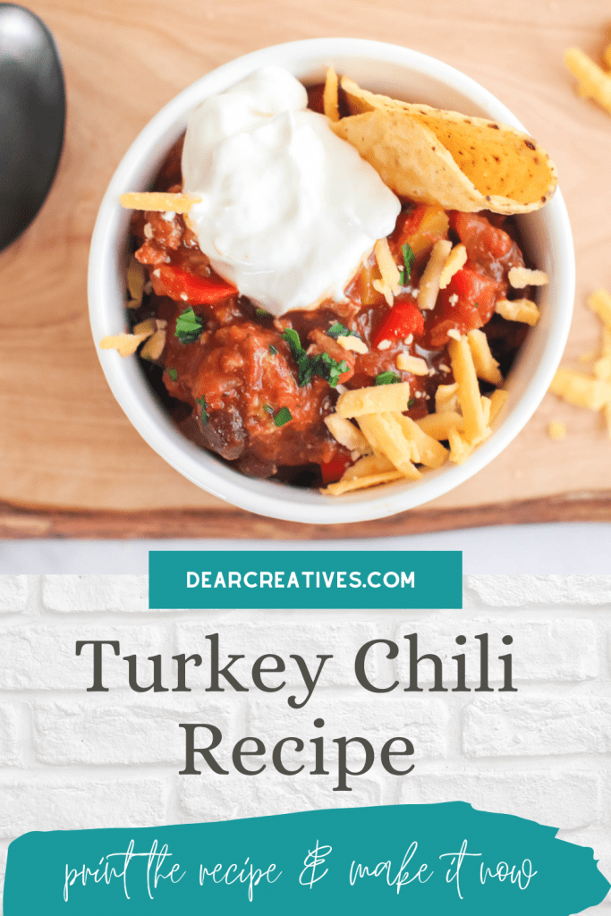 Turkey Chili Recipe - Ground turkey, onion, garlic, butternut squash, red bell pepper, black beans... Is so tasty, easy to make. Make it for dinner. Enjoy this comfort food for a cold day! DearCreatives.com