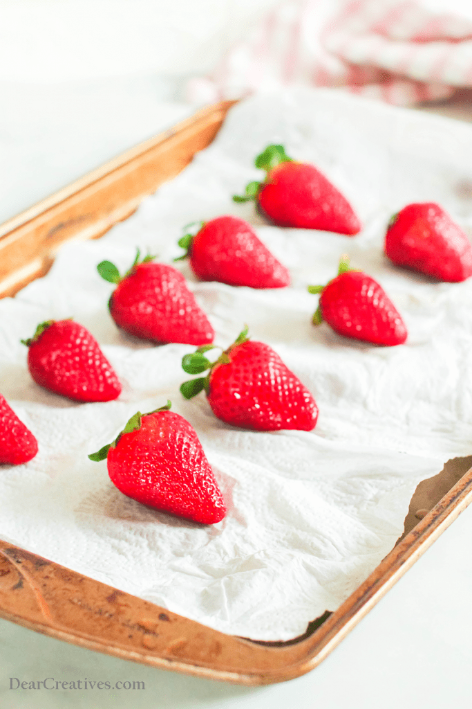 fresh washed strawberries drying on paper towels on a sheet pan - DIY chocolate dipped strawberries © DearCreatives.com