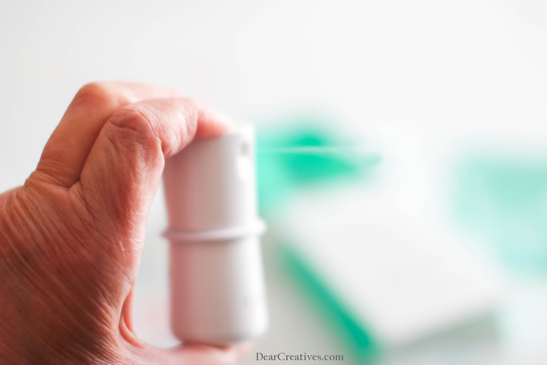 Spraying Fend - see the stream you inhale for cleaning your airways and breathing better - FEND product review ©2022 DearCreatives.com