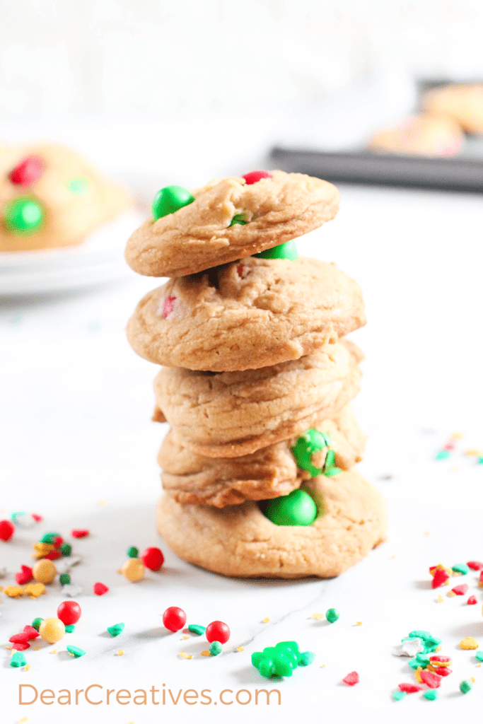 Christmas Cookies With M & M'S - These cookies are perfect for dunking in milk or serving with coffee... Grab this easy holiday cookie and more cookies recipes at DearCreatives.com