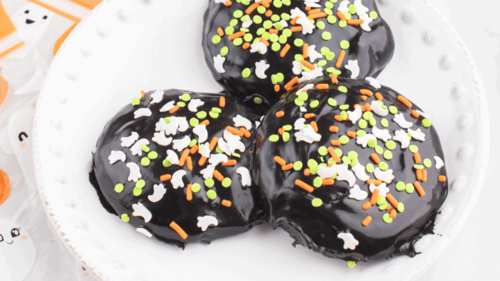 Easily decorate cookies for Halloween. Frosted and dipped in chocolate frosting... Great for Halloween parties...DearCreatives.com You'll love it!