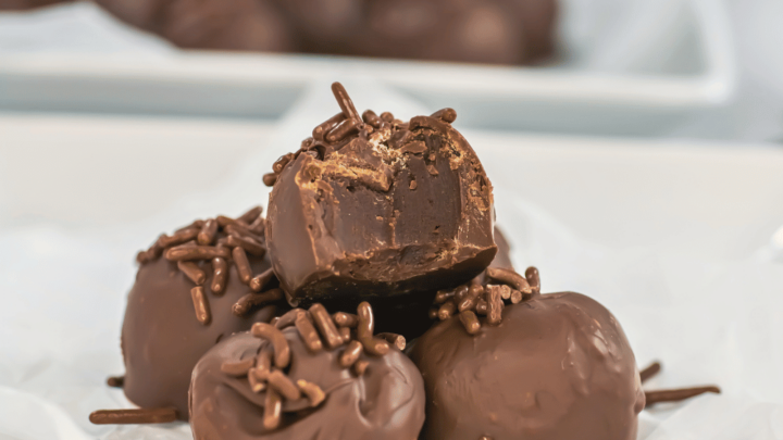 Chocolate Truffles Recipe With Bailey's Irish Cream. - Easy, low ingredient, no condensed milk... Get ingredient list and directions at DearCreatives.com