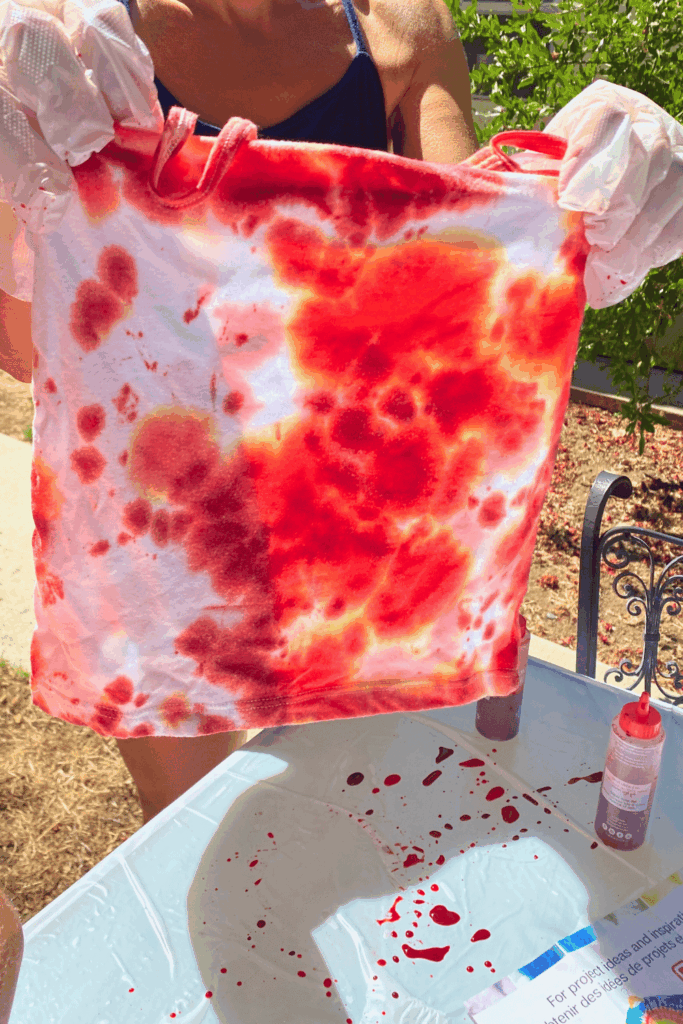 Simple Tie Dye Pattern a 6 year old did. She picked the design from the tie dye kit pattern leaflet. DearCreatives.com
