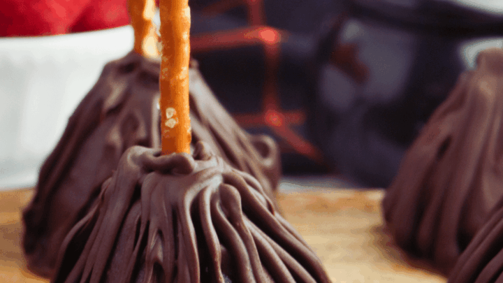 Witch Broom Strawberries Chocolate Dipped Strawberries for Halloween, No-bake, easy, dessert, easy Halloween treat idea. DearCreatives.com