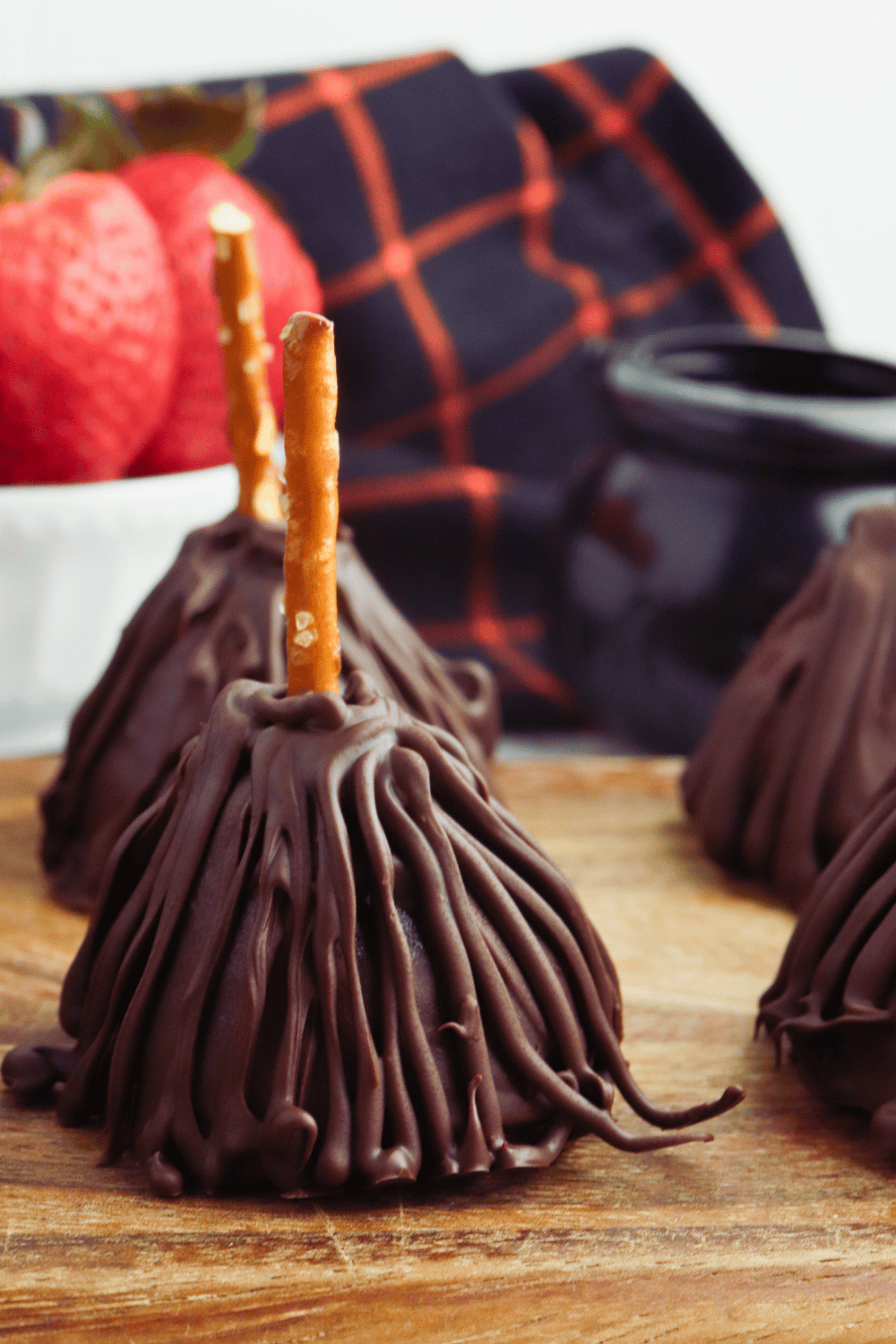 Witch Broom Strawberries Chocolate Dipped Strawberries for Halloween, No-bake, easy, dessert, easy Halloween treat idea. DearCreatives.com